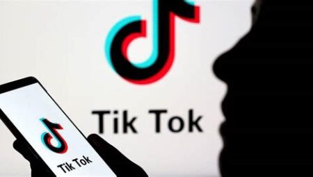 Moda ve Sosyal Medya: İnstagram, TikTok ve Diğer Platformların Moda Dünyasındaki Rolü